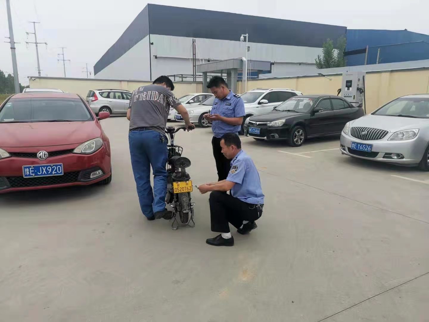 我為群眾辦實(shí)事︱太貼心了！公司門(mén)口就可以辦理電動(dòng)車上牌